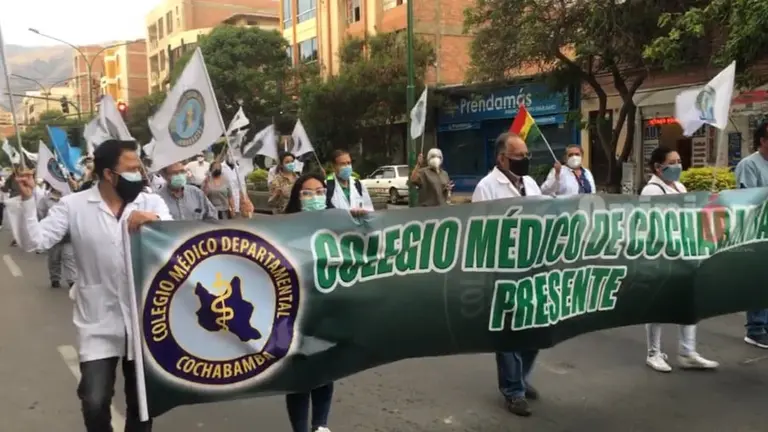 Miembros del Colegio M&eacute;dico de Cochabamba toman las calles c&eacute;ntricas. Captura