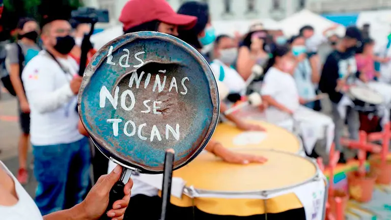 Varias personas tocan instrumentos durante una jornada de manifestaciones por el Día Internacional de la Niña, hoy, en la Plaza de la Constitución, en Ciudad de Guatemala (Guatemala). EFE