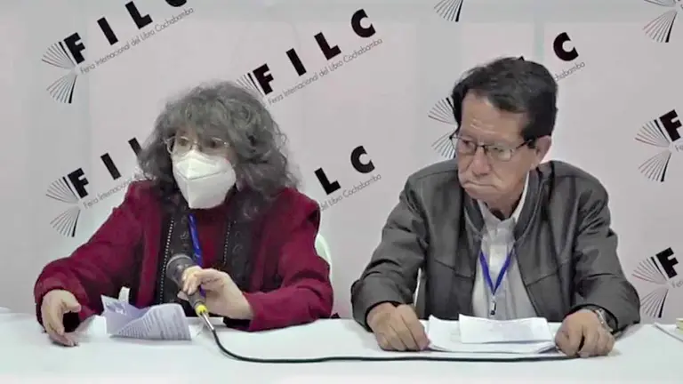 La escritora Gaby Vallejo durante su conferencia en la Feria Internacional del Libro de Cochabamba.  FILC