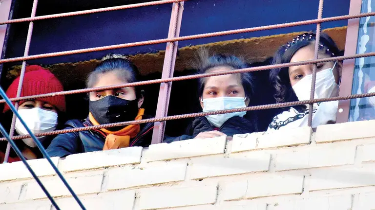 Mujeres encarceladas en San Sebastián miran a través de las rejas. DICO SOLÍS