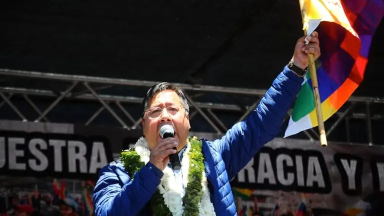 El presidente de Bolivia, Luis Arce Catacora, brinda un discurso durante el whipalazo. NOÉ PORTUGAL