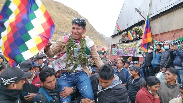 El cocalero Arnold Alanez, ovacionado por los dirigentes de su frente. ERBOL