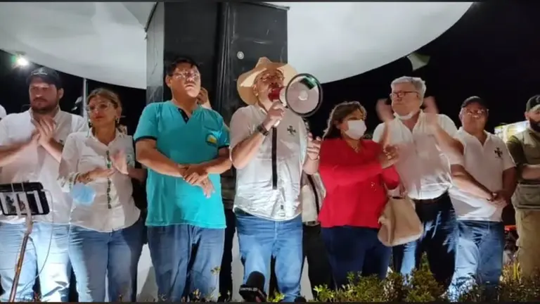El c&iacute;vico R&oacute;mulo Calvo (c), al finalizar el paro c&iacute;vico del lunes. Captura de video