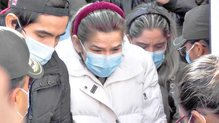 La expresidenta Jeanine Áñez en una salida del penal, junto a sus hijos, para revisión médica. ARCHIVO