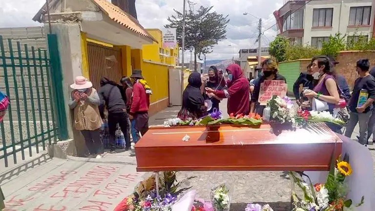 Familiares, amigos y colectivos exigen, con el ataúd de la víctima, justicia y transparencia. VÍCTIMAS DE FEMINICIDIO E INFANTICIDIO BOLIVIA