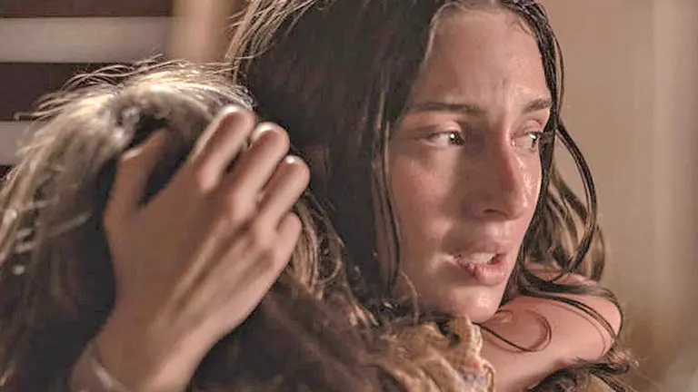 Fotograma de &ldquo;Distancia de rescate&rdquo; de Claudia Llosa.  NETFLIX