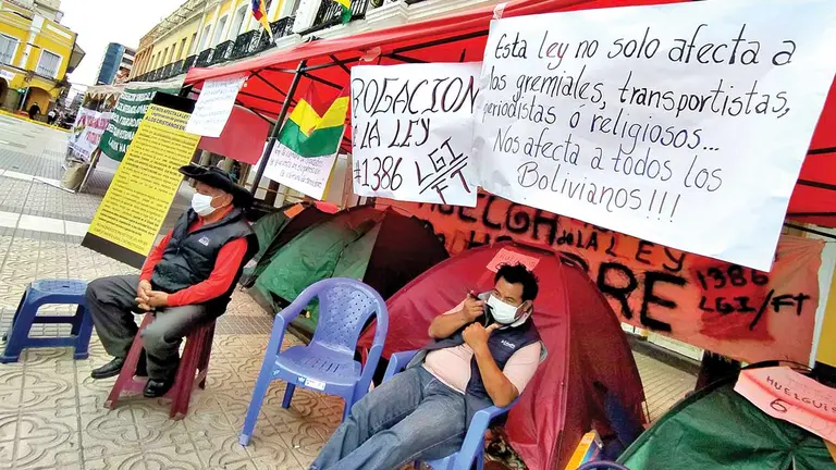 Gremiales en huelga de hambre contra la ley, en Cochabamba. DICO SOLÍS
