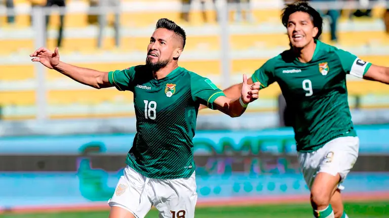 Rodrigo Ramallo (i) de Bolivia celebra hoy tras anotar contra Paraguay, durante un partido por las eliminatorias sudamericanas al Mundial de Catar 2022, en el estadio Hernando Siles de La Paz. EFE