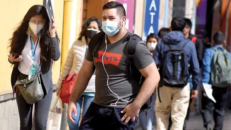 Personas caminan por la calle protegidas con barbijos. DICO SOLÍS