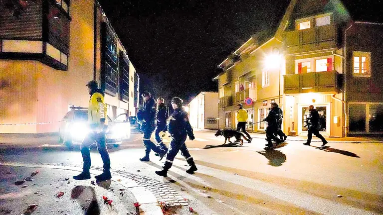 Cuerpo policial investiga el atentado en las calles noruegas de Kongsberg. EFE