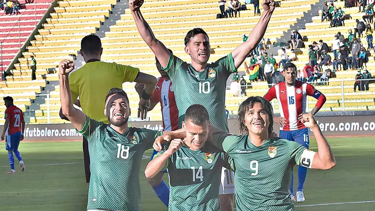 Jugadores de la Selección Nacional festejan uno de los tantos del 4-0 a Paraguay. APG