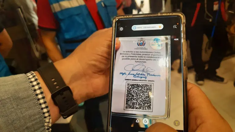 Prueba de escaneo de los nuevos credenciales con c&oacute;digo QR de Semapa. Foto: MARCELO SANDOVAL.