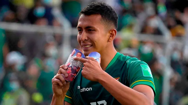 Roberto Fernández festeja su gol (el cuarto de Bolivia) frente a Paraguay por las clasificatorias a Catar 2022. EFE