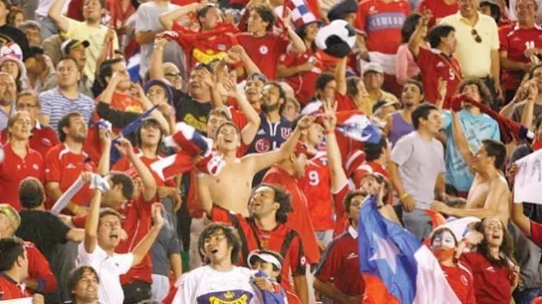 Una foto referencial de los hinchas de Chile. ARCHIVO EFE