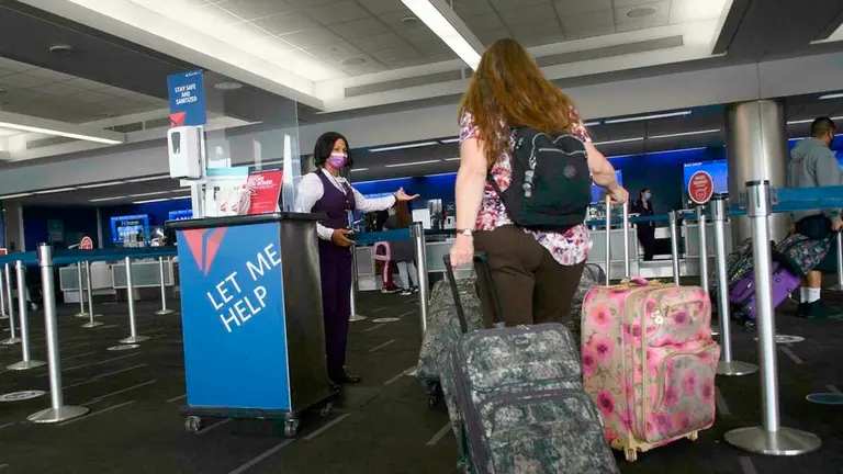 Una persona llega a una terminal aérea en los Estados Unidos. ERBOL