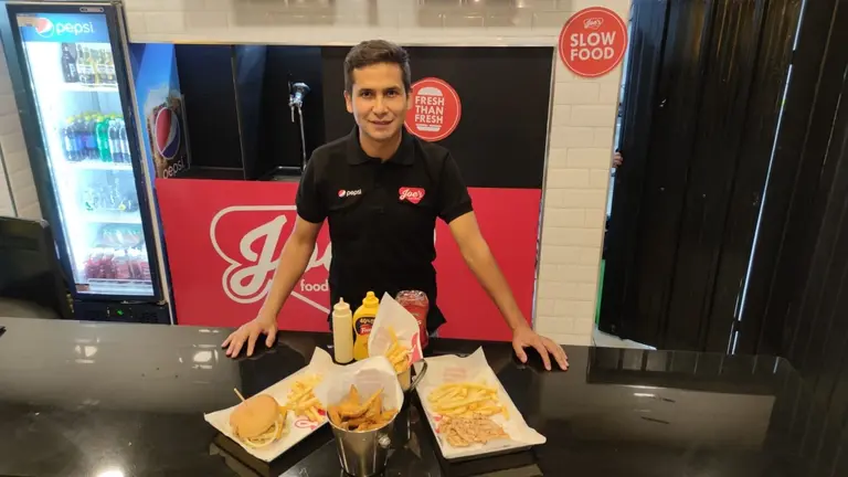 Franz Senteno, propietario de Joe's food & drinks. CLAUDIO ROJAS