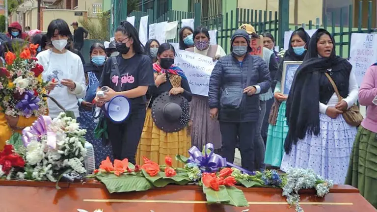 Con el ataúd de la víctima, piden que se esclarezca el caso en puertas de la EPI de Chasquipampa. FACEBOOK PANDORA MC