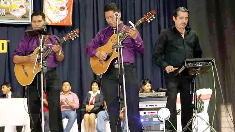 El Grupo Kolision realizando una presentación. Daniel Cabrera (derecha, vestido de negro) toca la percusión electrónica. KOLISION