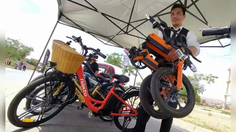 Exposici&oacute;n de bicicletas el&eacute;ctricas.
 DICO SOL&Iacute;S