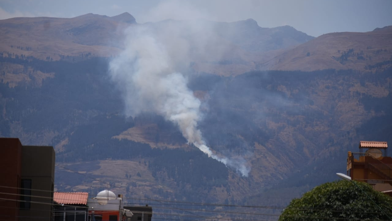 Incendio en el parque Tunari visto desde la zona sur de la ciudad. DICO SOL&Iacute;S