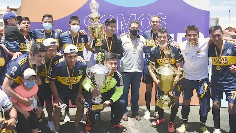 Los campeones celebran el título del Interligas que finalizó ayer.  DICO SOLÍS