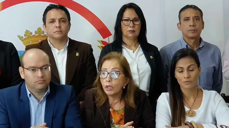 La senadora de Creemos, Centa Rek, junto a colegas de su bancada. Centa Rek