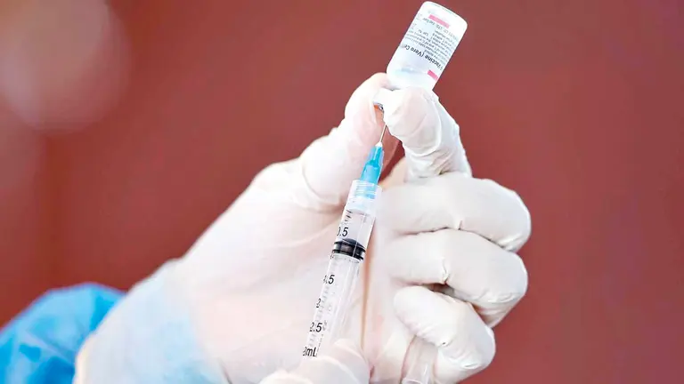 Una trabajadora de la salud prepara una dosis de la vacuna contra la COVID-19. EFE