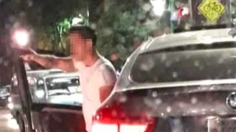 Captura de pantalla del momento en que Franco Gabriel D.L. amenaza a otro conductor con un arma de fuego, en agosto. ARCHIVO