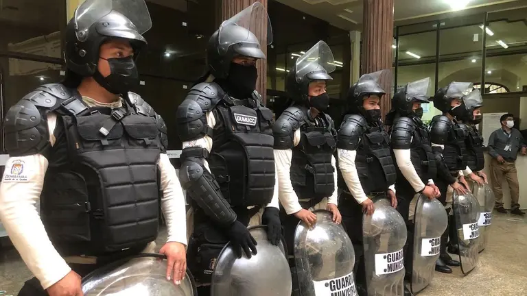 Guardias Municipales que patrullar&aacute;n el puente Cala Cala y Antezana. MIGUEL ROJAS.