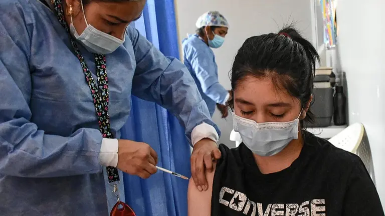 Una persona recibe la tercera dosis de la vacuna contra la COVID-19 en Cochabamba. DICO SOLÍS