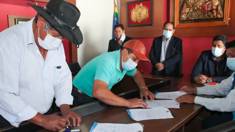 Firma de acuerdo con floricultores en Quillacollo. Foto: GAMQ.