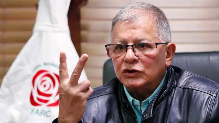 Fotografía de archivo del exjefe guerrillero Rodrigo Granda durante una entrevista con EFE, en Bogotá (Colombia). EFE