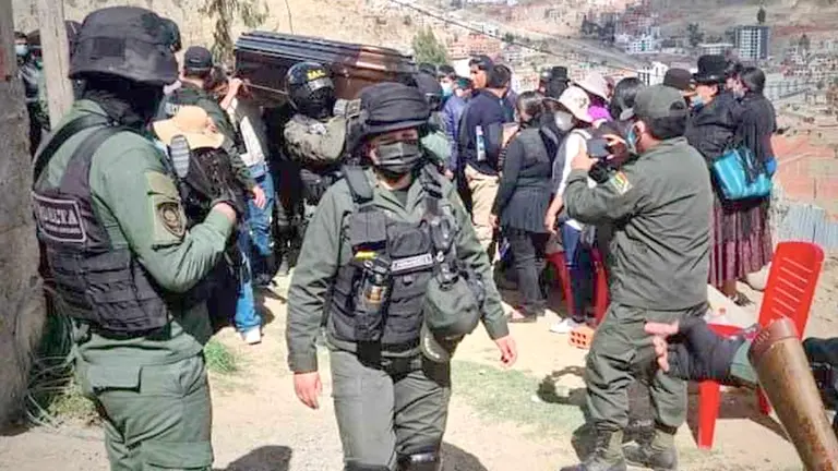 Policía y Fiscalía intervienen velorio y se llevan el cuerpo de la víctima con fines investigativos, en La Paz. URGENTE.BO