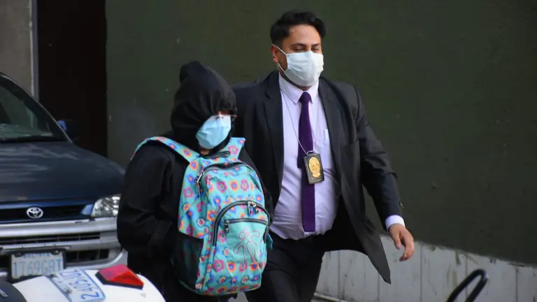 Momento del ingreso de la jueza Melina Lima a oficinas policiales. APG