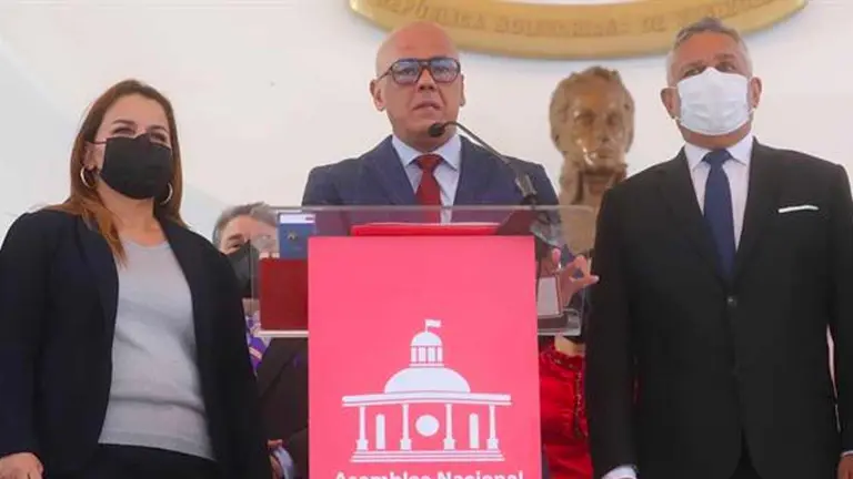 El presidente del Parlamento de Venezuela, Jorge Rodríguez (c), fue registrado este miércoles, durante una rueda de prensa, en Caracas (Venezuela). EFE