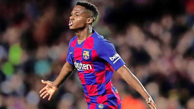 El delantero del FC Barcelona Ansu Fati celebra tras marcar en un partido. EFE