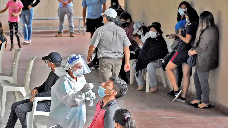 Personas aguardan la aplicación de pruebas de antígeno nasal. DICO SOLÍS