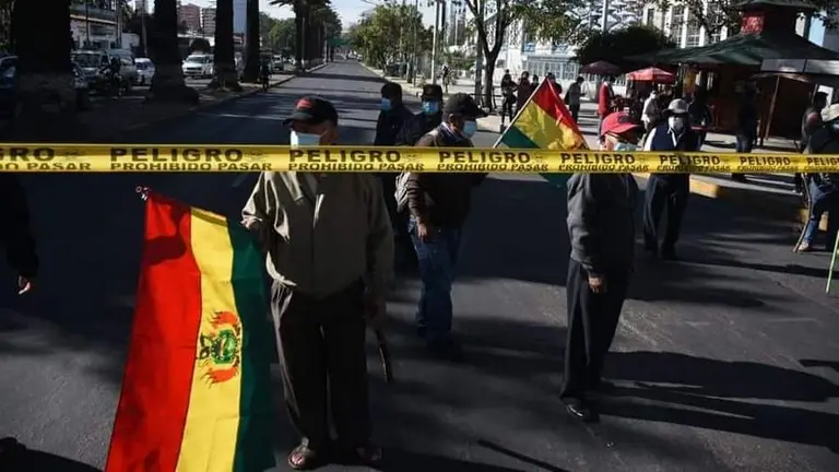 Los polic&iacute;as jubilados, en la avenida Juan de la Rosa. Dico Sol&iacute;s