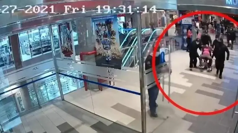 Escenas captadas por la c&aacute;mara del centro comercial. Captura