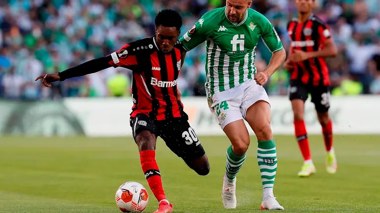 Una jugada del partido que Betis y Bayer Leverkusen empataron 1-1 por la UEFA Europa League. EFE