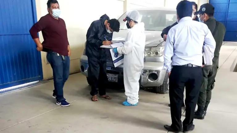 Procesados por la muerte del arquitecto presencian prueba de química forense a la camioneta. CORTESÍA