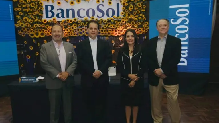 Ejecutivos del BancoSol, oficializando la iniciativa. Gentileza