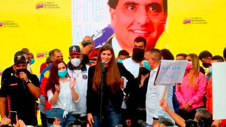 Fotografía tomada el pasado 17 de octubre en la que se registró a Camila Fabbri, esposa de Alex Saab, durante una concentración de apoyo al empresario colombo-venezolano extraditado a EEUU, en Caracas. EFE