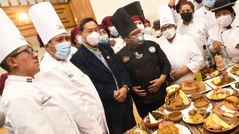 El primer mandatario junto a chefs de la Fraternidad de Gastr&oacute;nomos de La Paz. BTV
