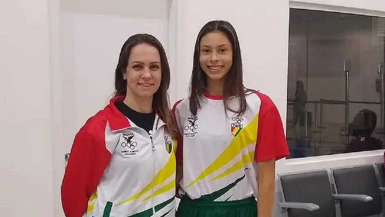 Antonella Genuzio (d), antes de partir a Jap&oacute;n para representar al pa&iacute;s en el Mundial de Gimnasia R&iacute;tmica. Facebook