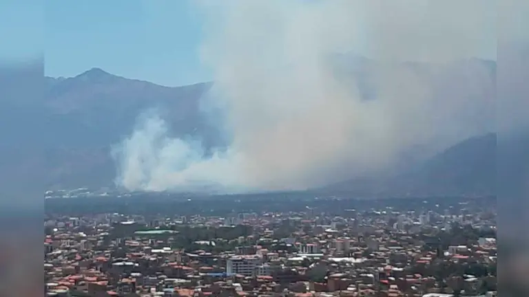 Vista del incendio en el cerro del Tunari. Lucio Huaranca
