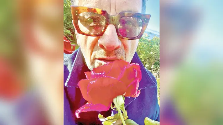 A Elvis Costello le salen bien hasta los selfis, como se demuestran en este que ha compartido con la sección ICON.     ELVIS COSTELLO