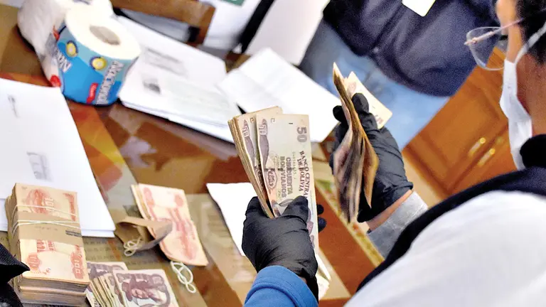Una persona cuenta dinero.         ARCHIVO
