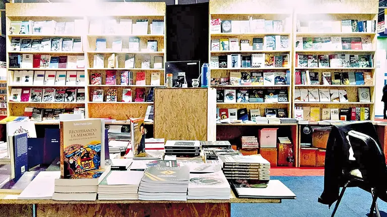 Libros del CEDIB y la editorial La Libre en una feria del libro.         ARCHIVO