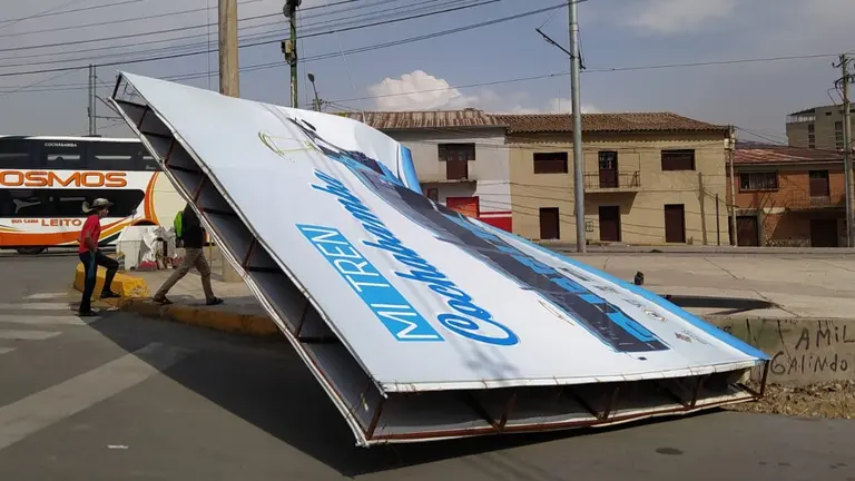 Una gigantograf&iacute;a cay&oacute; por los fuertes vientos en Cochabamba. ARCHIVO